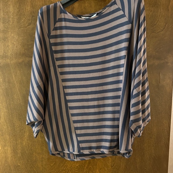 BCBGeneration  Modern  Cut  Stripes Top, Size XS, New With Tags - Picture 6 of 11